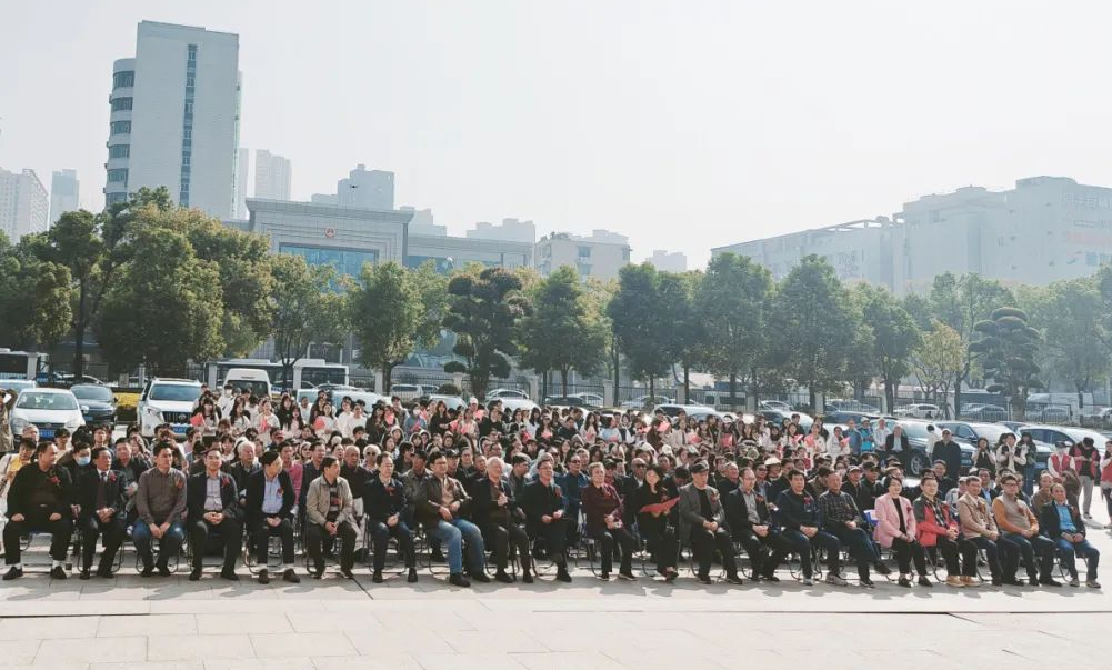 中南民大美術(shù)館“不朽的豐碑”書(shū)畫(huà)展部分作品