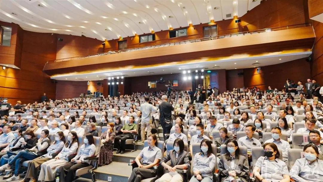 省委書(shū)記王忠林向全省干部群眾推薦四本好書(shū)