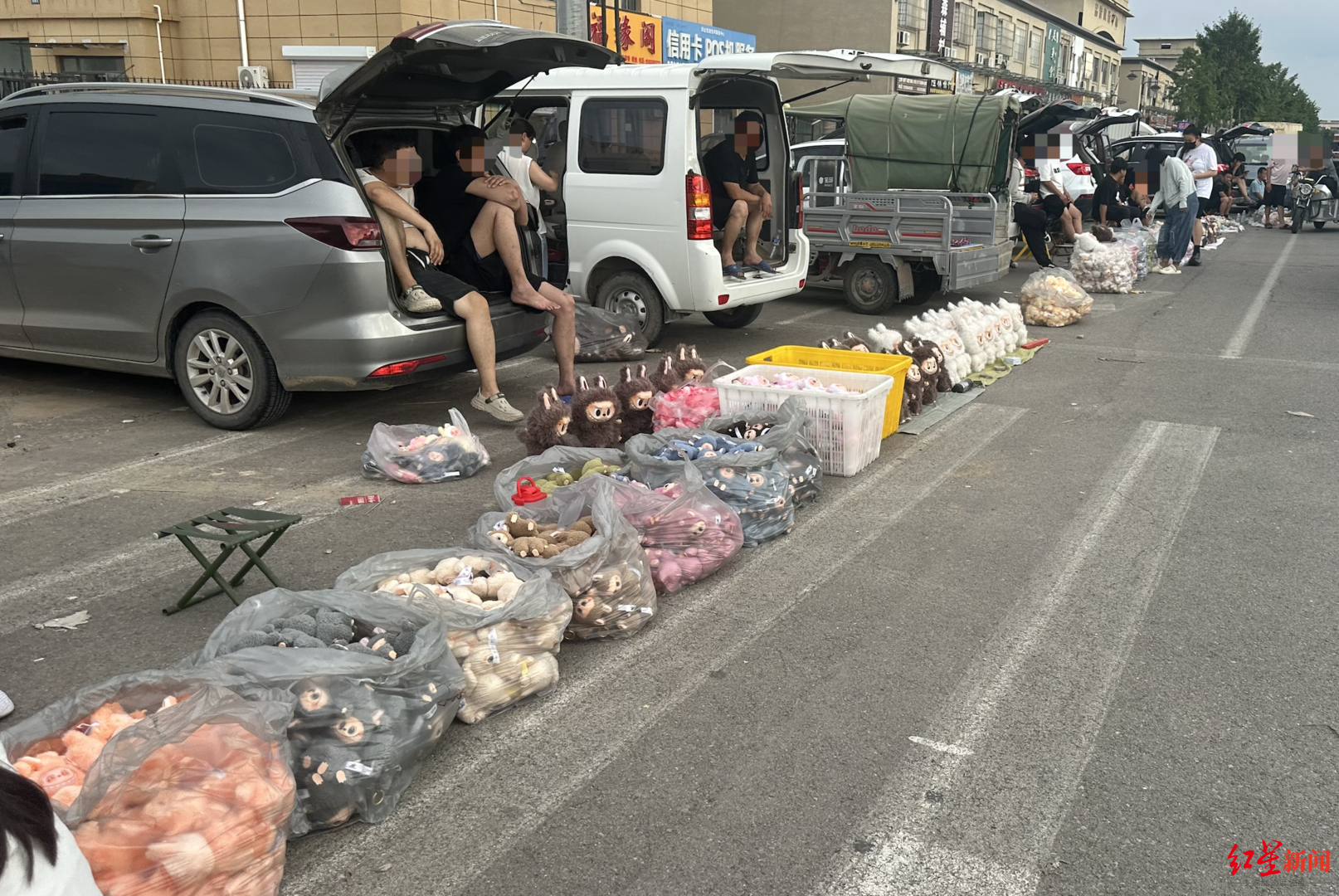 探衡水盜版LABUBU大集：像賣菜一樣擺攤賣，如今訂單變少生意難做