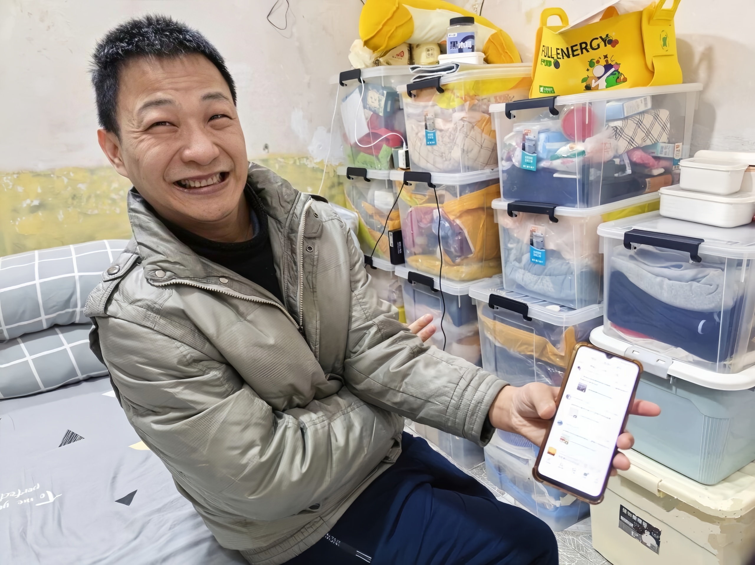 輪椅上的“高產(chǎn)音樂人”：700首歌寫給生活與街巷