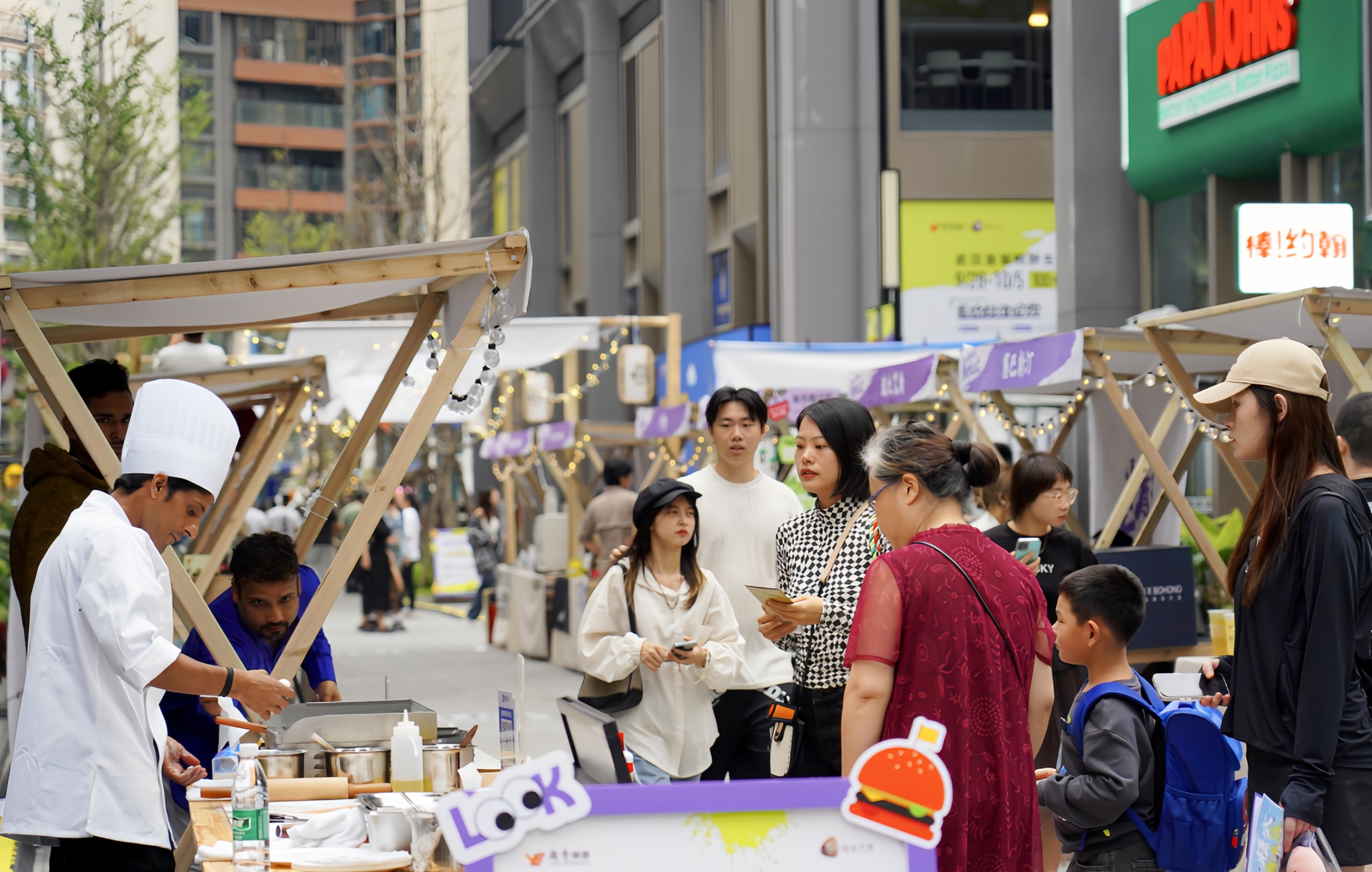 輪椅上的“高產(chǎn)音樂人”：700首歌寫給生活與街巷
