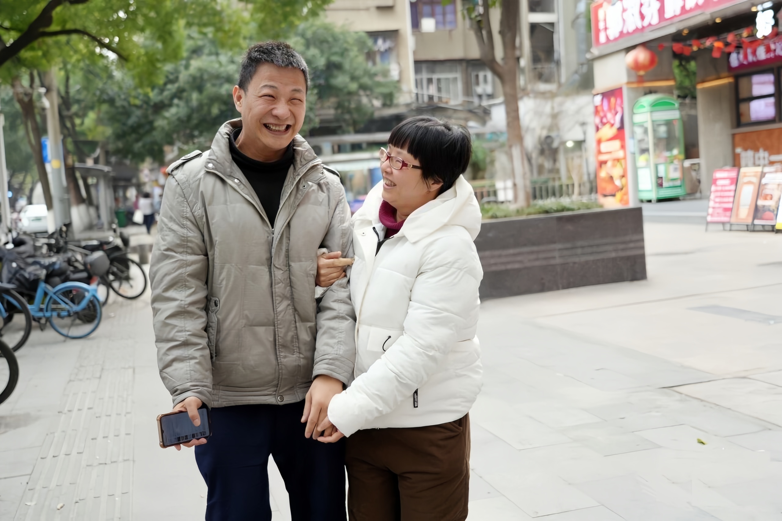 輪椅上的“高產(chǎn)音樂人”：700首歌寫給生活與街巷